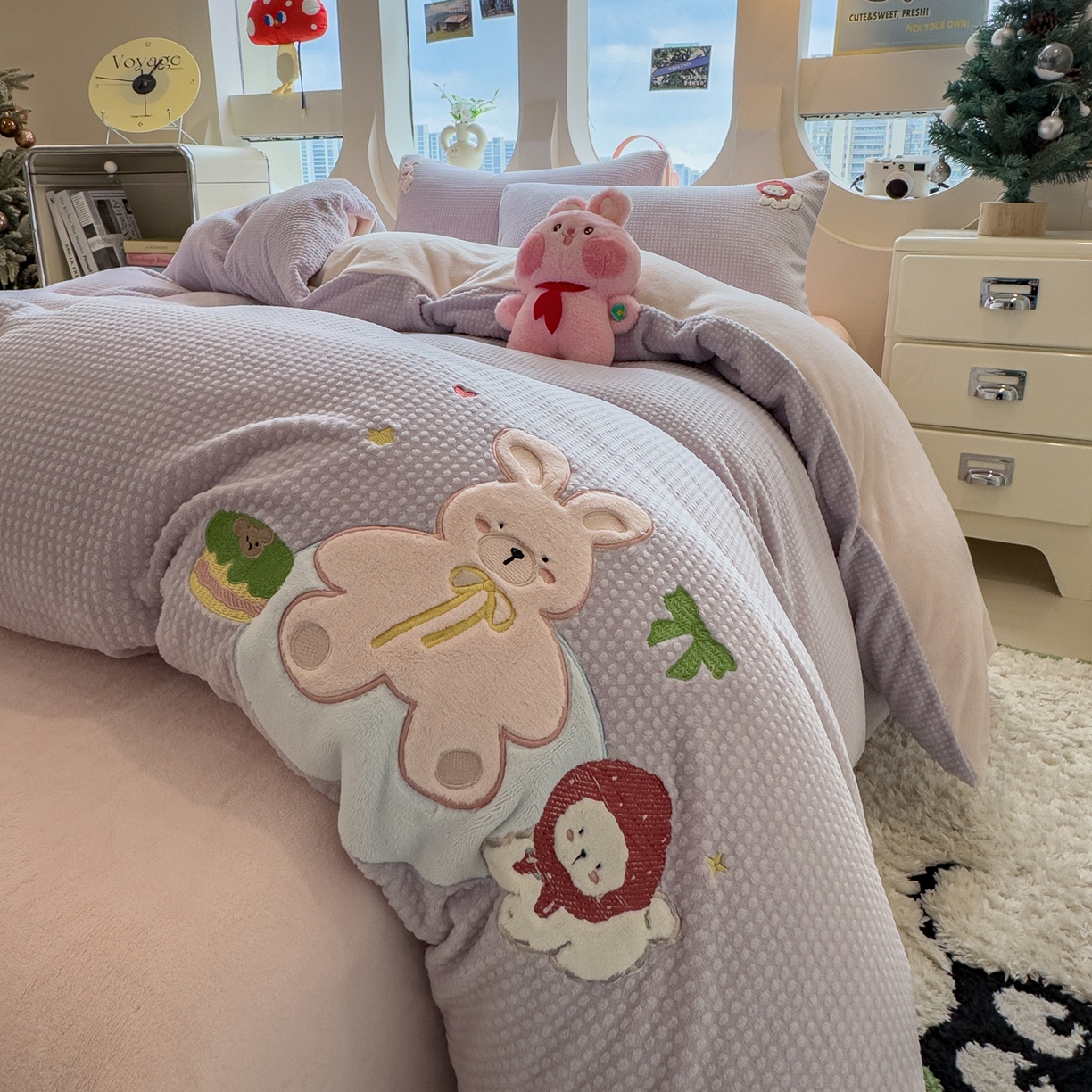 91家纺网 家纺一手货源 找家纺 凯罗 2025秋冬牛奶绒绣花四件套 萌萌兔与小花狗