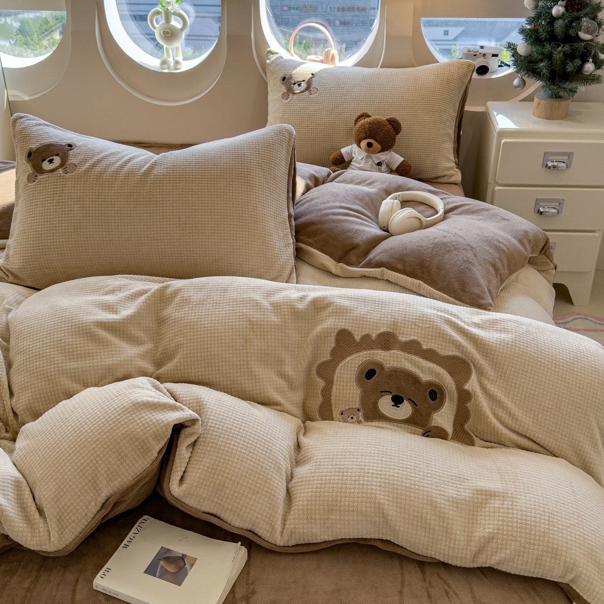 91家纺网 家纺一手货源 找家纺 凯罗 2025秋冬牛奶绒绣花四件套 贪睡小熊