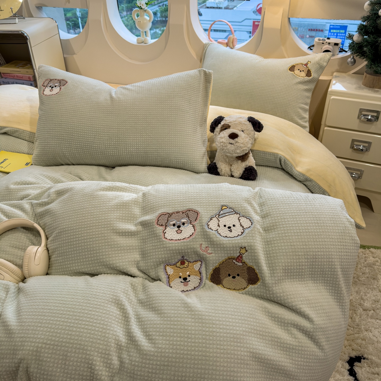 91家纺网 家纺一手货源 找家纺 凯罗 2025秋冬牛奶绒绣花四件套 淘气姐妹团