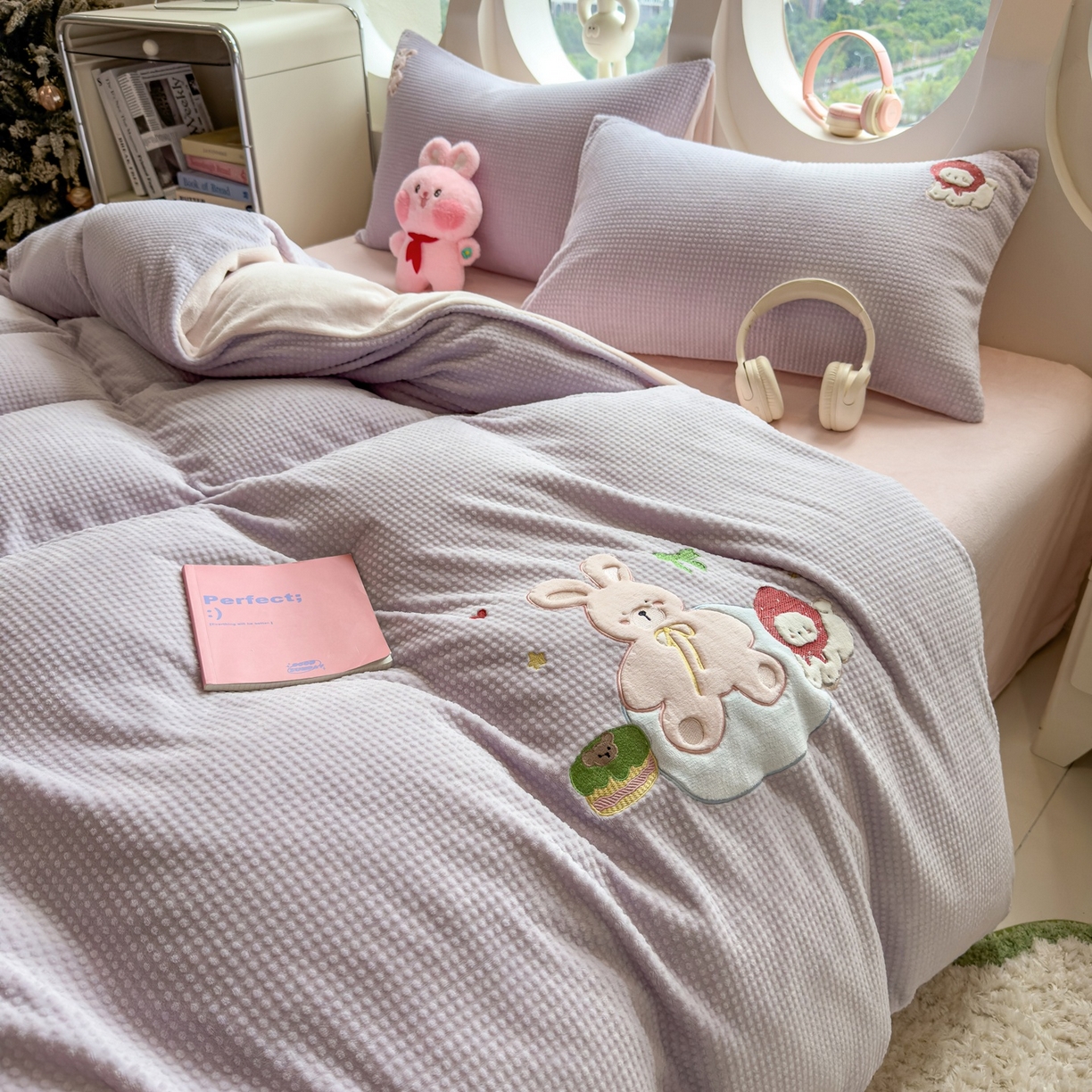 91家纺网 家纺一手货源 找家纺 凯罗 2025秋冬牛奶绒绣花四件套 萌萌兔与小花狗