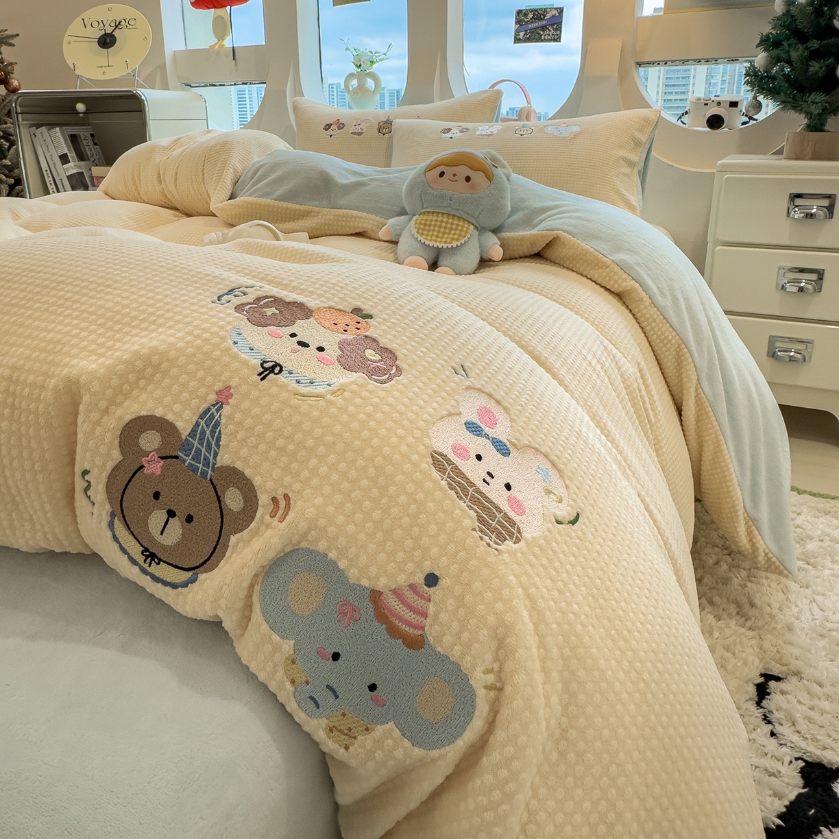 91家纺网 家纺一手货源 找家纺 凯罗 2025秋冬牛奶绒绣花四件套 萌宠大头贴