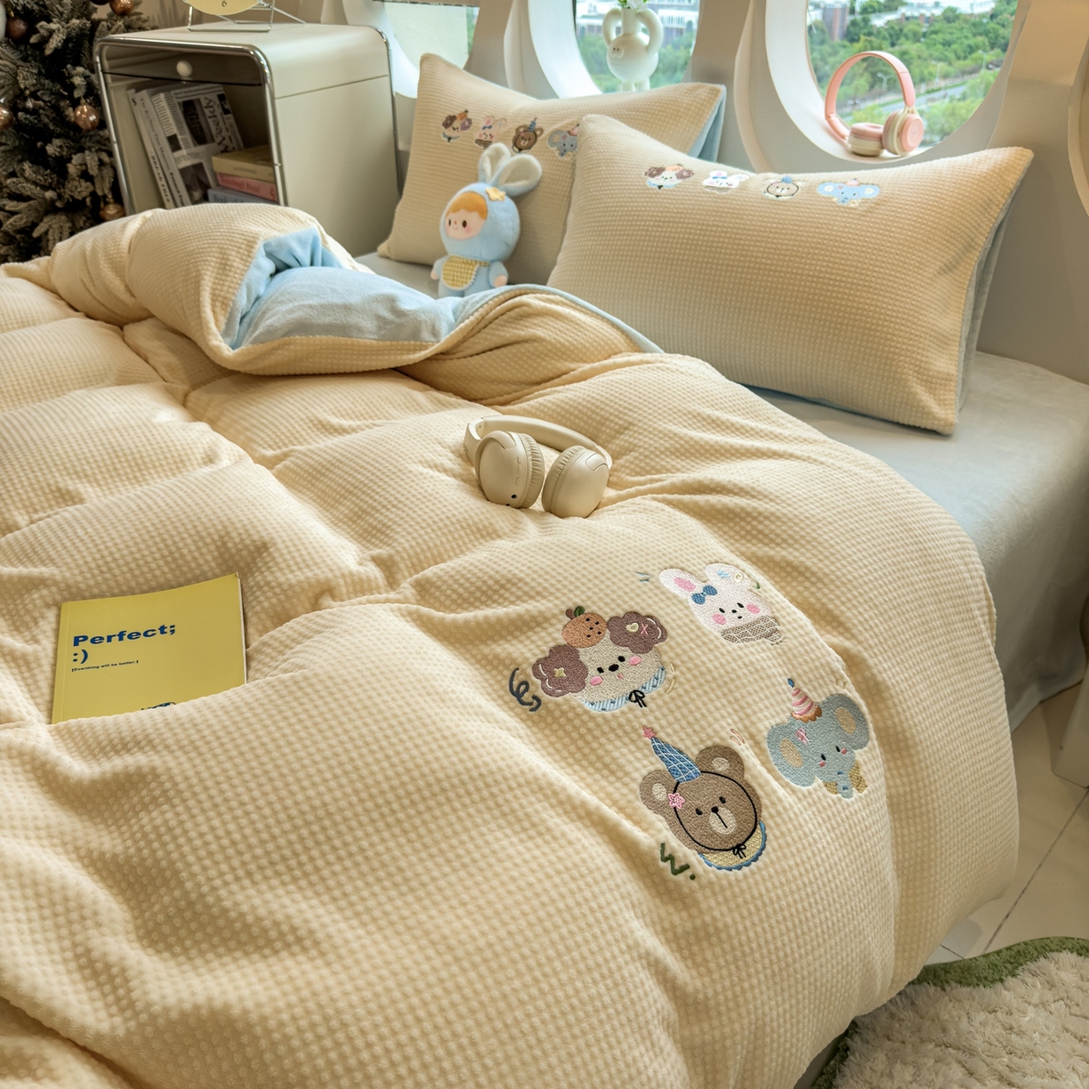 91家纺网 家纺一手货源 找家纺 凯罗 2025秋冬牛奶绒绣花四件套 萌宠大头贴