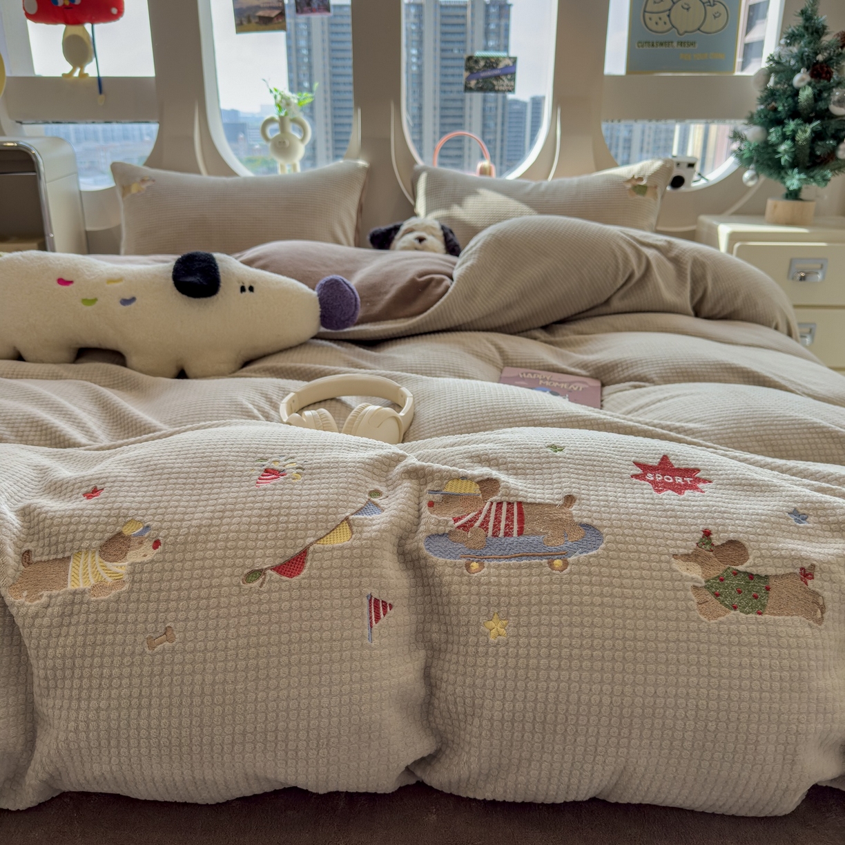 91家纺网 家纺一手货源 找家纺 凯罗 2025秋冬牛奶绒绣花四件套 狗狗运动会