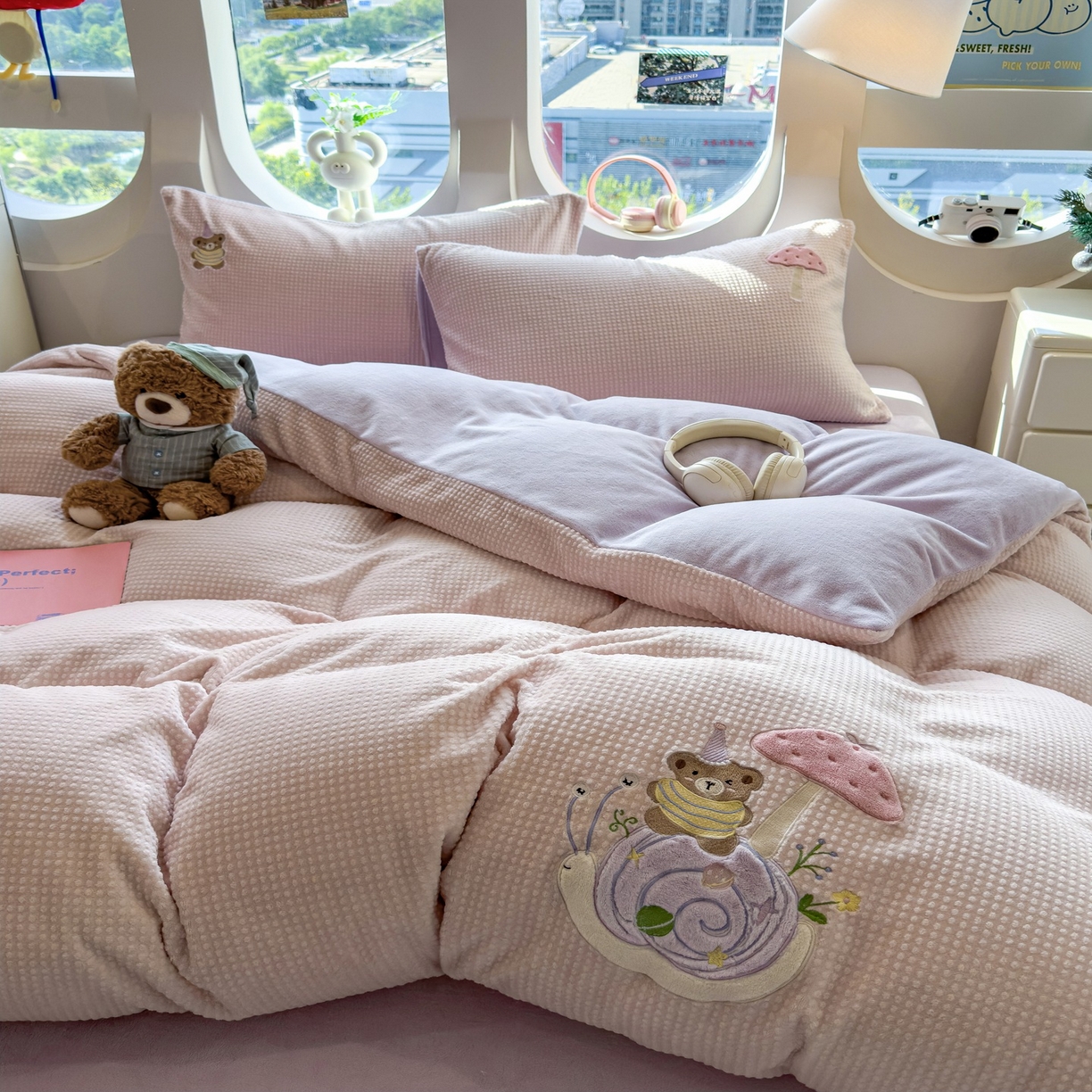 91家纺网 家纺一手货源 找家纺 凯罗 2025秋冬牛奶绒绣花四件套 骑着蜗牛去上学