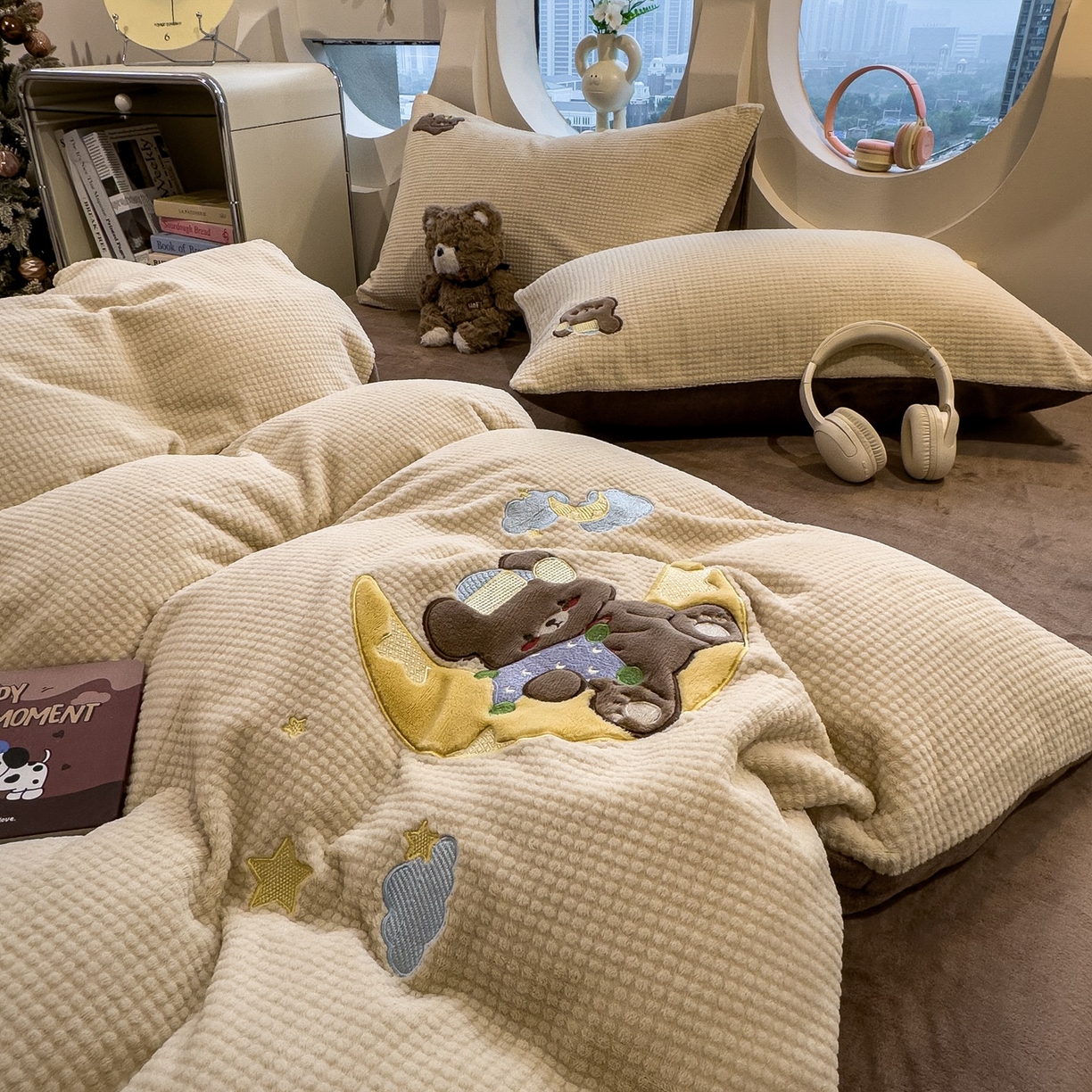 91家纺网 家纺一手货源 找家纺 凯罗 2025秋冬牛奶绒绣花四件套 晚安熊仔