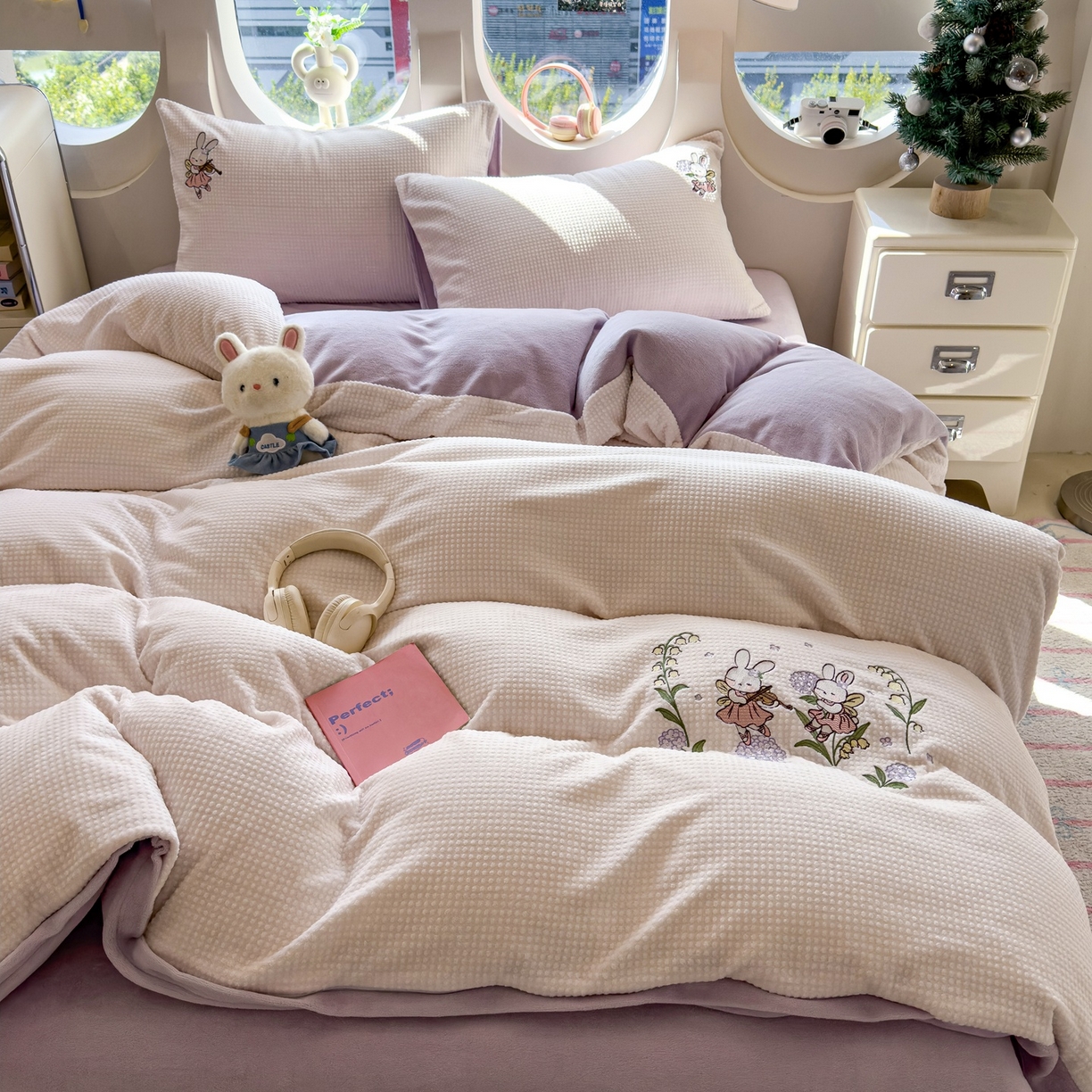 91家纺网 家纺一手货源 找家纺 凯罗 2025秋冬牛奶绒绣花四件套 兔仙子的音乐会