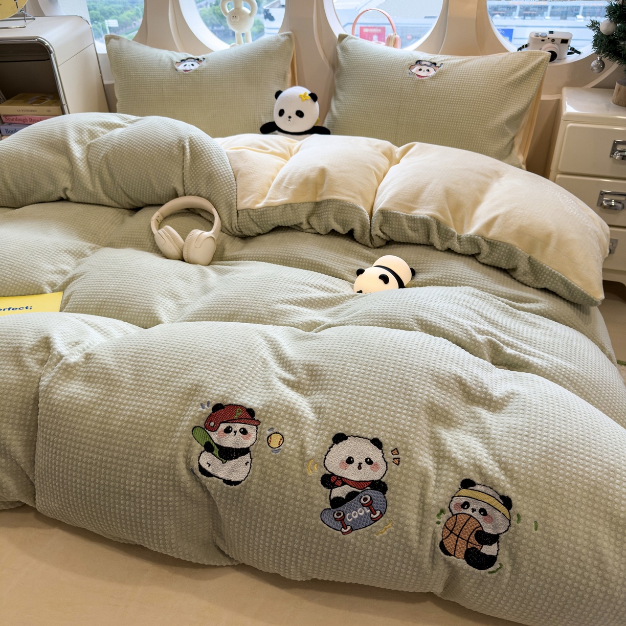 91家纺网 家纺一手货源 找家纺 凯罗 2025秋冬牛奶绒绣花四件套 熊仔兴趣班