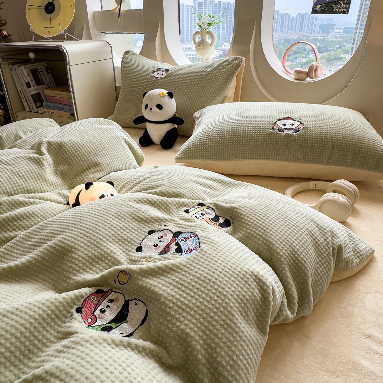 91家纺网 家纺一手货源 找家纺 凯罗 2025秋冬牛奶绒绣花四件套 熊仔兴趣班