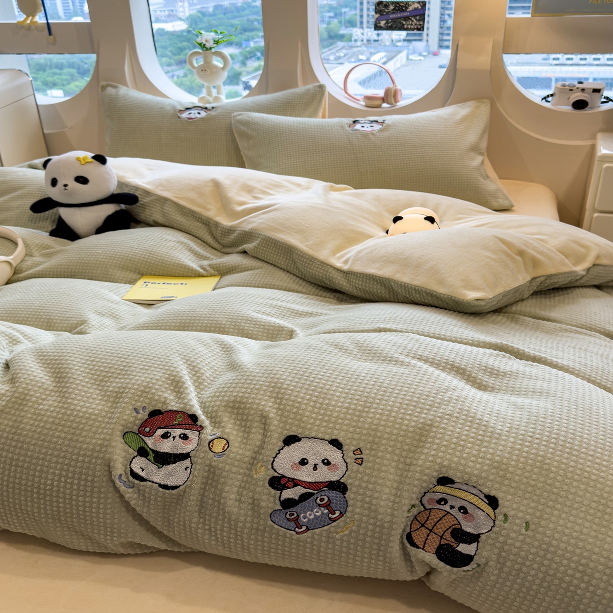 91家纺网 家纺一手货源 找家纺 凯罗 2025秋冬牛奶绒绣花四件套 熊仔兴趣班