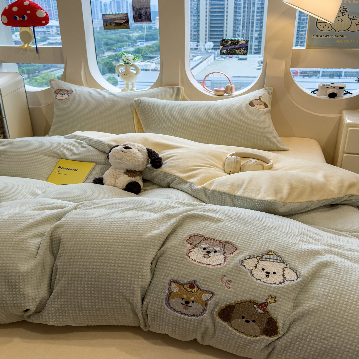 91家纺网 家纺一手货源 找家纺 凯罗 2025秋冬牛奶绒绣花四件套 淘气姐妹团