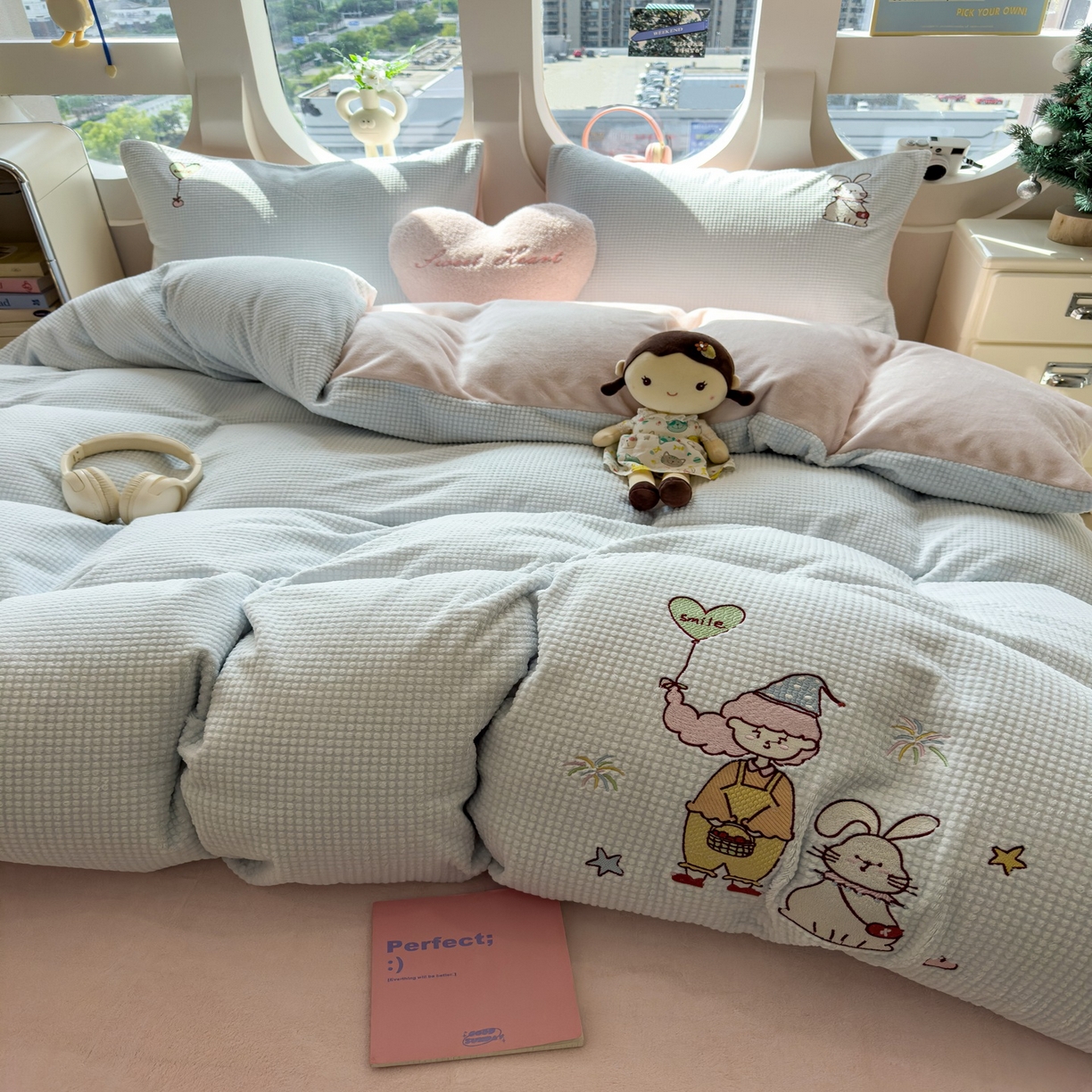 91家纺网 家纺一手货源 找家纺 凯罗 2025秋冬牛奶绒绣花四件套 一起看烟花