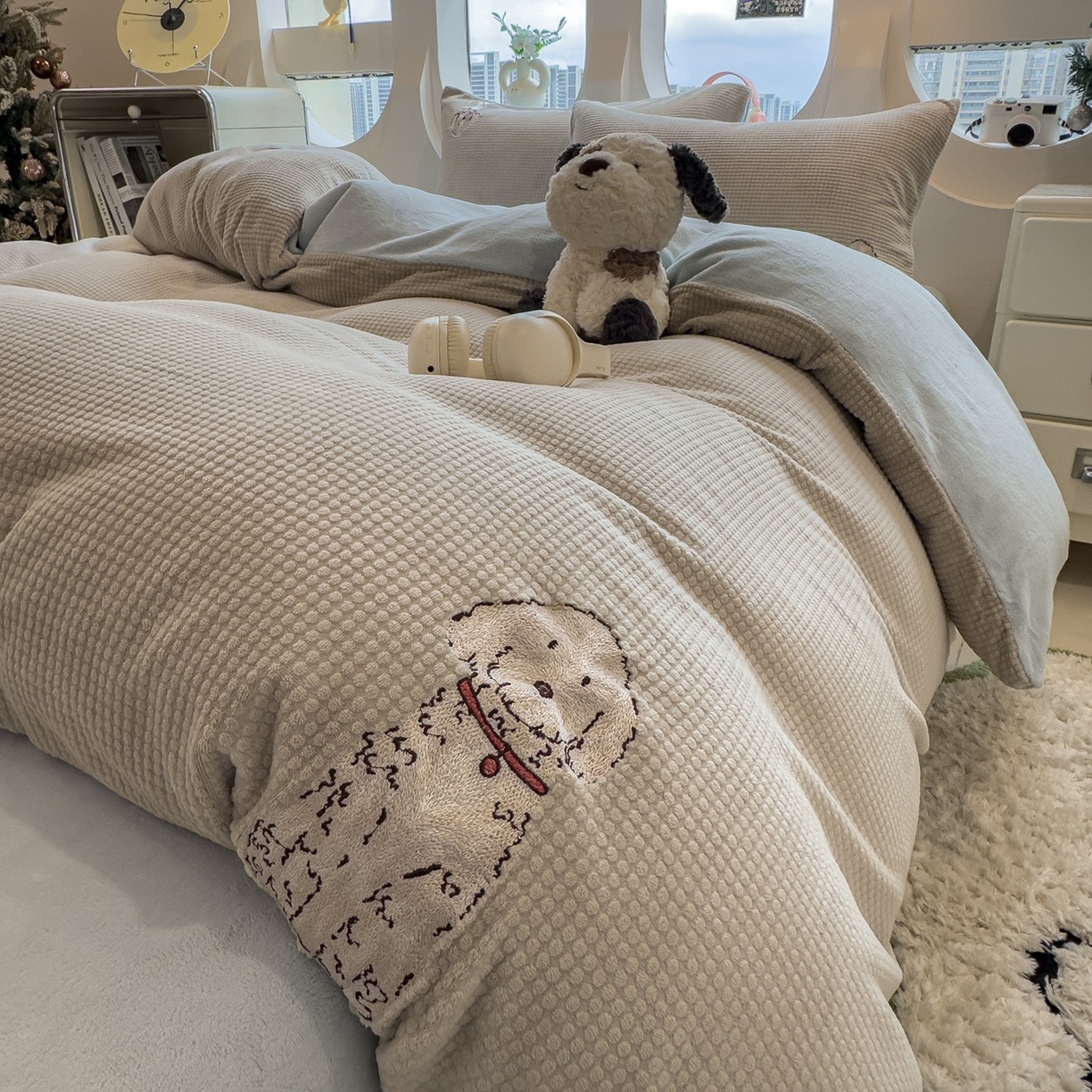 91家纺网 家纺一手货源 找家纺 凯罗 2025秋冬牛奶绒绣花四件套 可爱狗狗