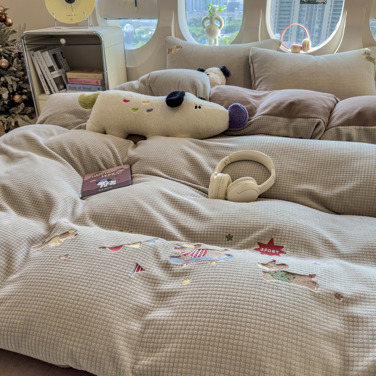 91家纺网 家纺一手货源 找家纺 凯罗 2025秋冬牛奶绒绣花四件套 狗狗运动会