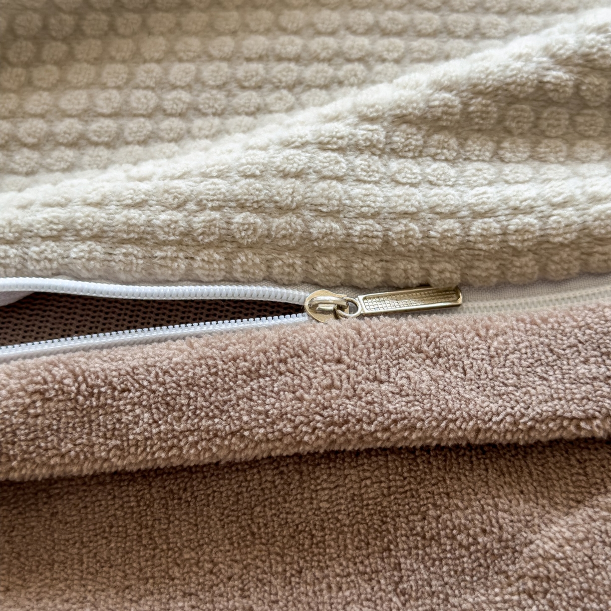 91家纺网 家纺一手货源 找家纺 凯罗 2025秋冬牛奶绒绣花四件套 狗狗运动会