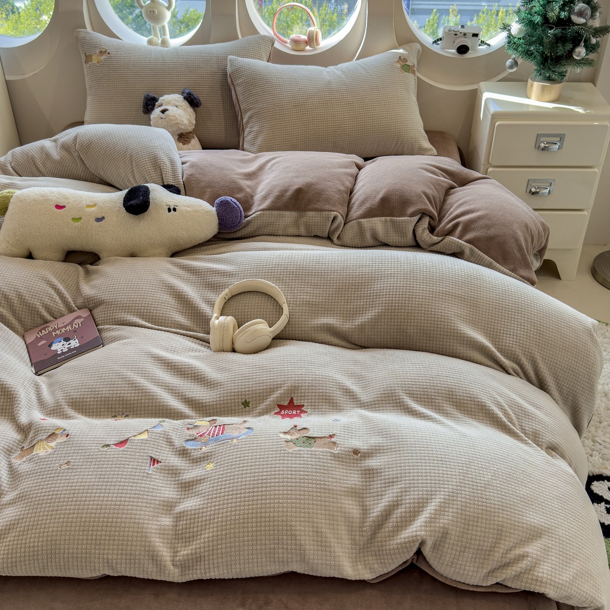 91家纺网 家纺一手货源 找家纺 凯罗 2025秋冬牛奶绒绣花四件套 狗狗运动会