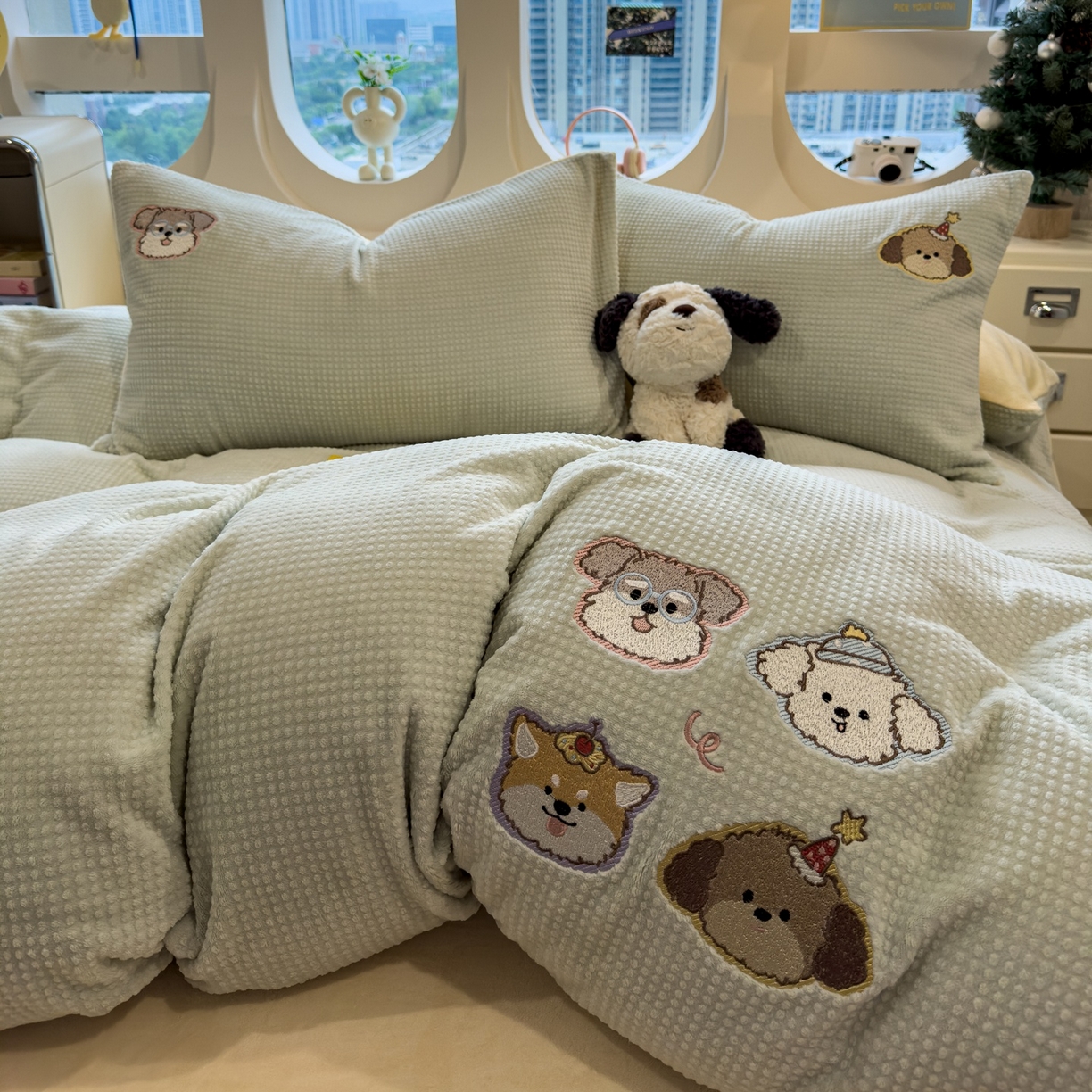 91家纺网 家纺一手货源 找家纺 凯罗 2025秋冬牛奶绒绣花四件套 淘气姐妹团