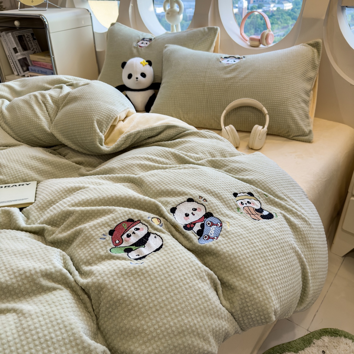 91家纺网 家纺一手货源 找家纺 凯罗 2025秋冬牛奶绒绣花四件套 熊仔兴趣班