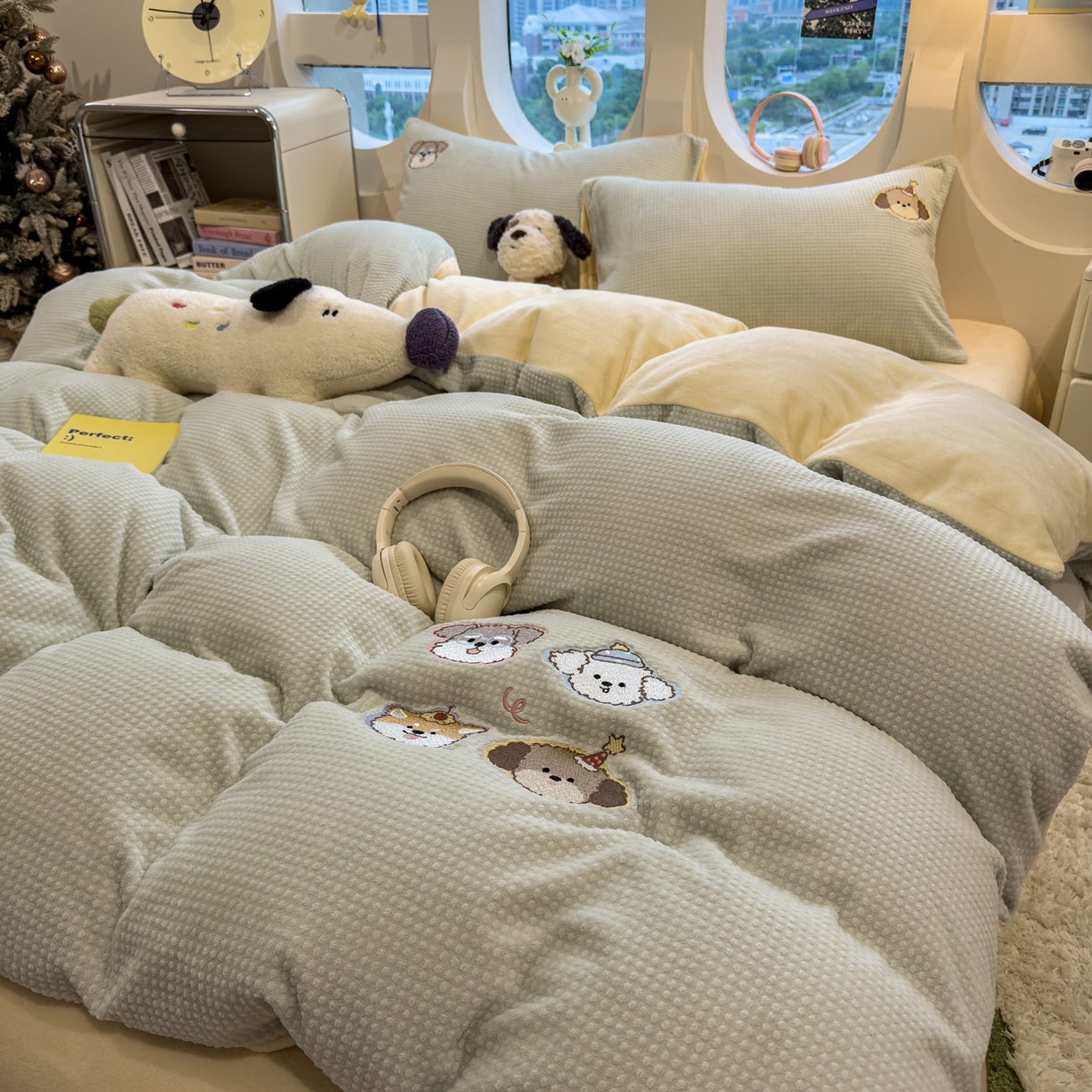 91家纺网 家纺一手货源 找家纺 凯罗 2025秋冬牛奶绒绣花四件套 淘气姐妹团