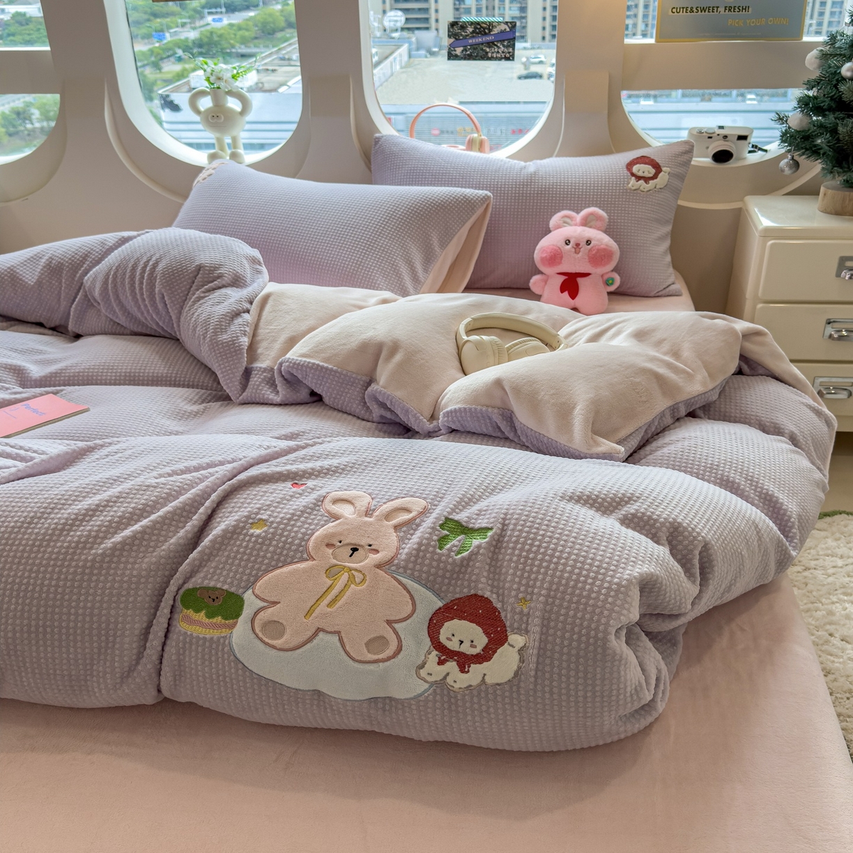 91家纺网 家纺一手货源 找家纺 凯罗 2025秋冬牛奶绒绣花四件套 萌萌兔与小花狗