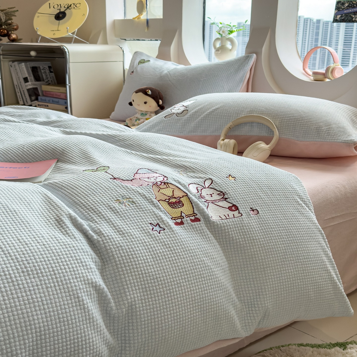 91家纺网 家纺一手货源 找家纺 凯罗 2025秋冬牛奶绒绣花四件套 一起看烟花