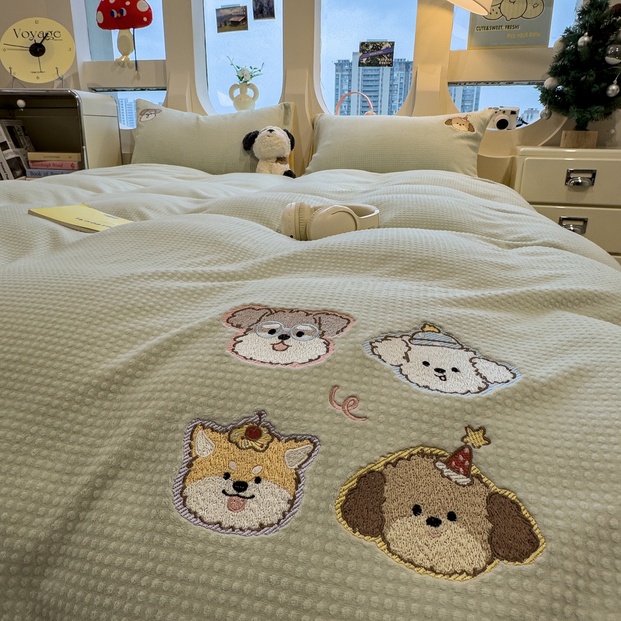 91家纺网 家纺一手货源 找家纺 凯罗 2025秋冬牛奶绒绣花四件套 淘气姐妹团