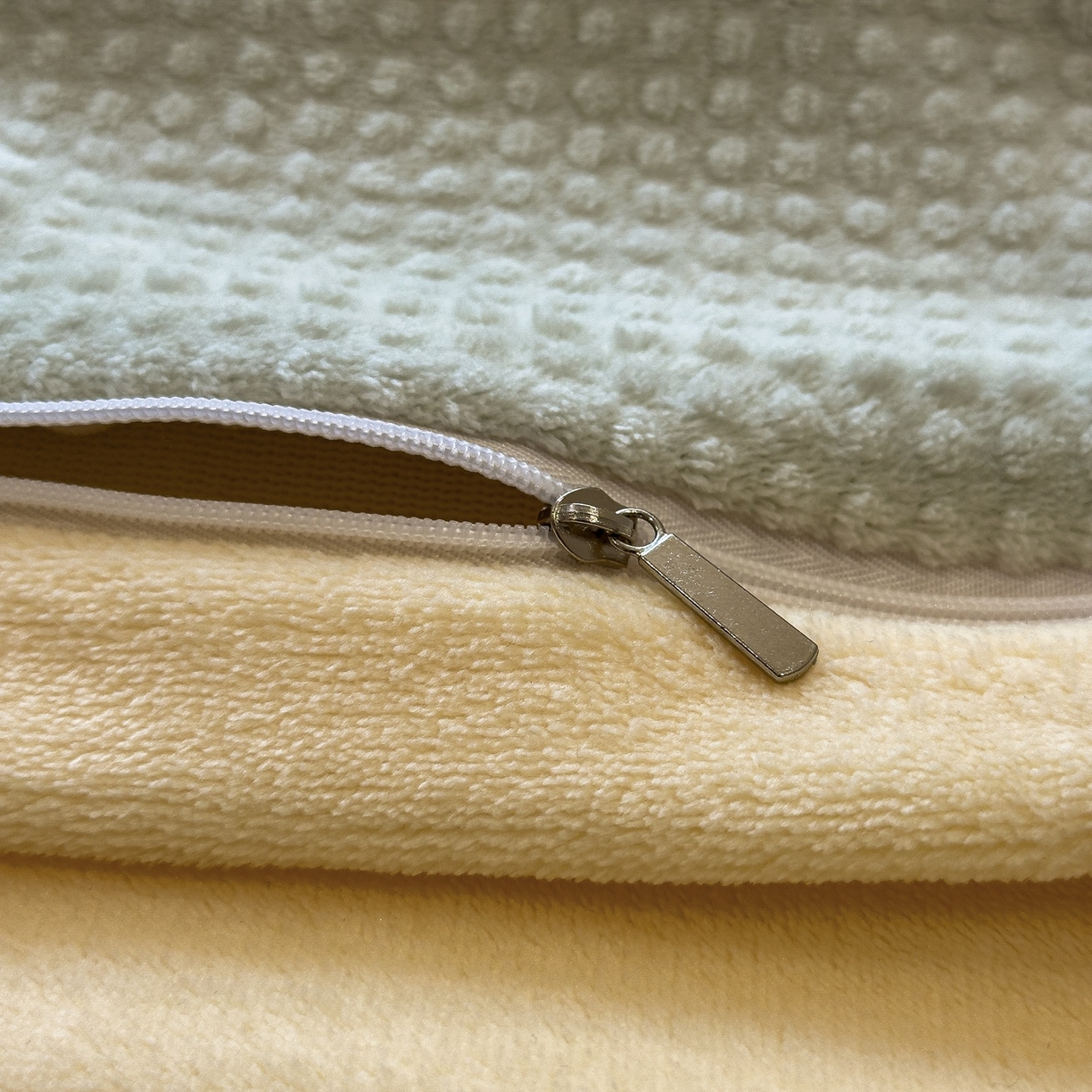 91家纺网 家纺一手货源 找家纺 凯罗 2025秋冬牛奶绒绣花四件套 淘气姐妹团