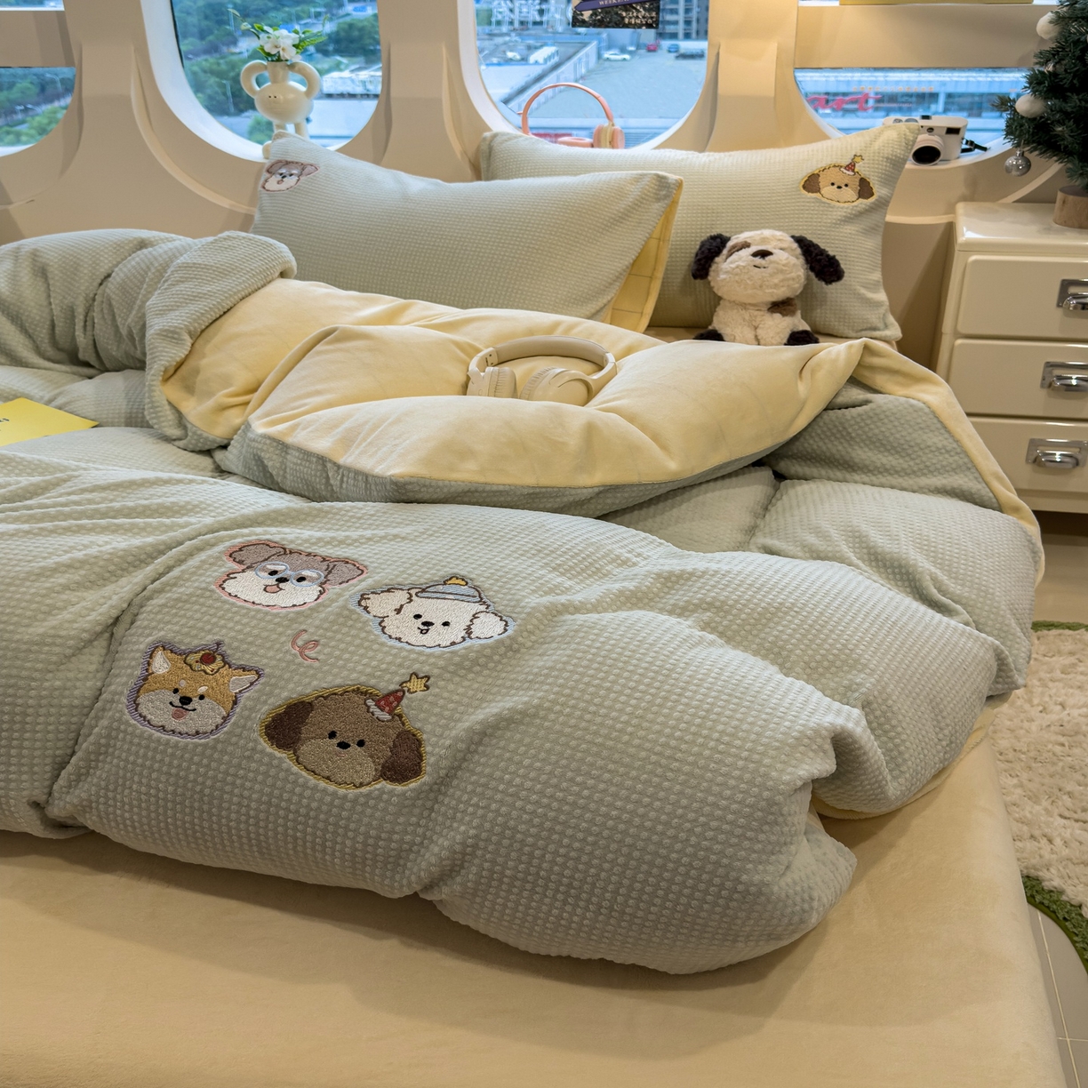 91家纺网 家纺一手货源 找家纺 凯罗 2025秋冬牛奶绒绣花四件套 淘气姐妹团