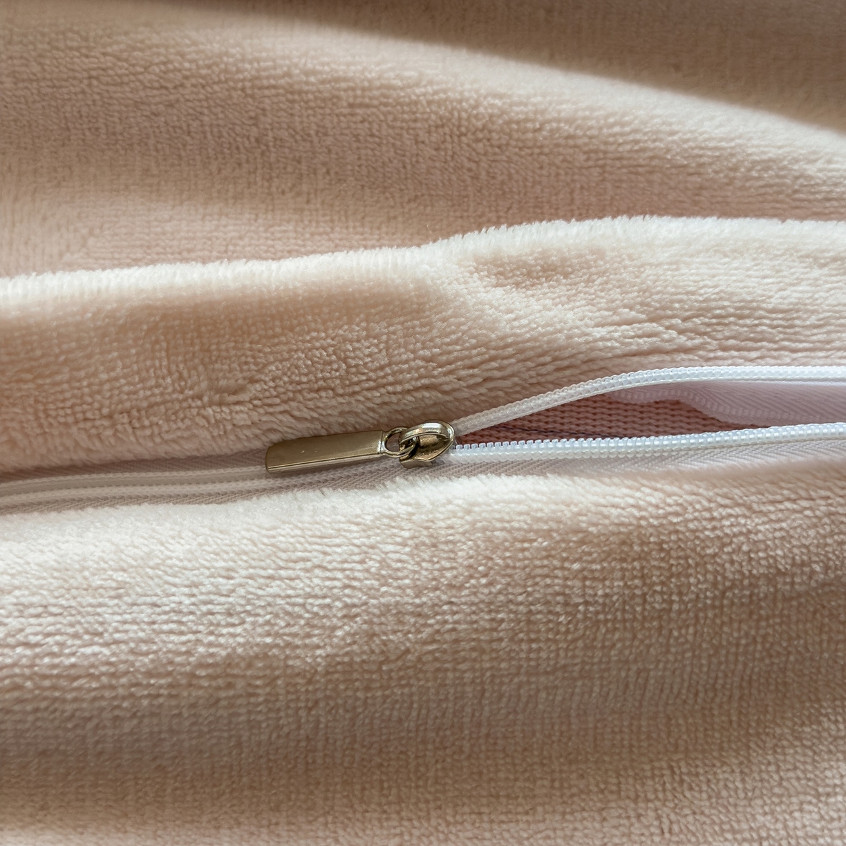 91家纺网 家纺一手货源 找家纺 凯罗 2025秋冬牛奶绒绣花四件套 萌萌兔与小花狗