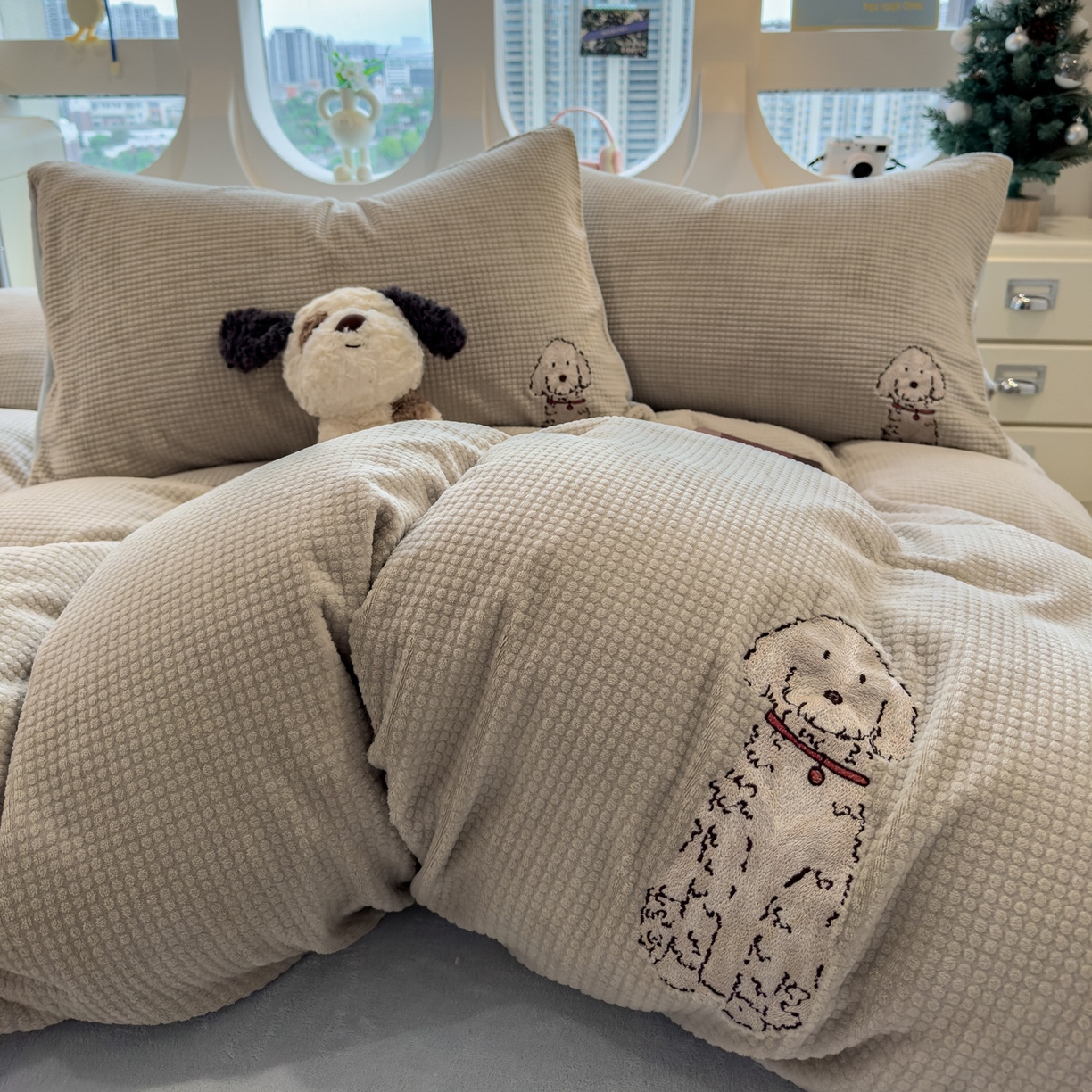 91家纺网 家纺一手货源 找家纺 凯罗 2025秋冬牛奶绒绣花四件套 可爱狗狗