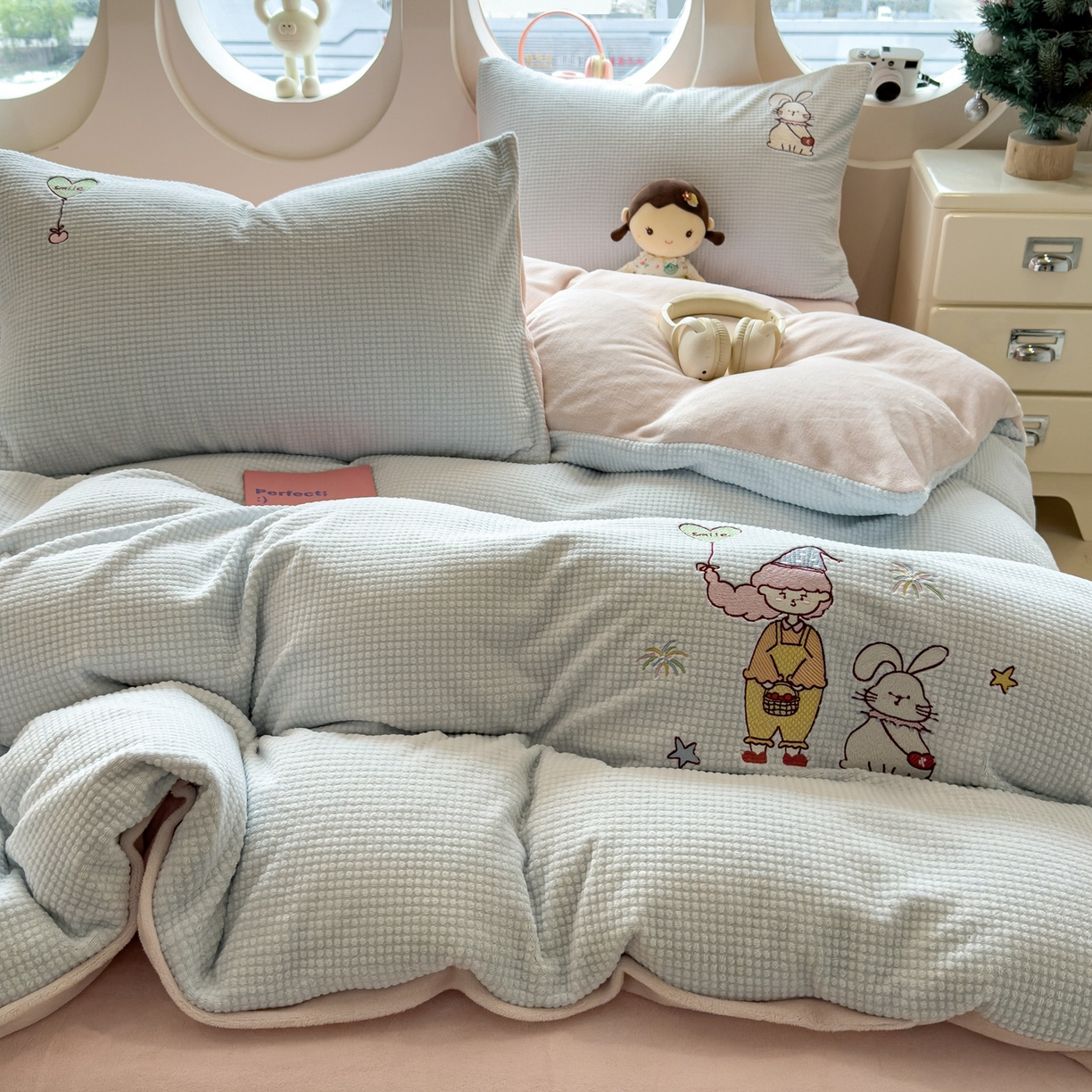 91家纺网 家纺一手货源 找家纺 凯罗 2025秋冬牛奶绒绣花四件套 一起看烟花