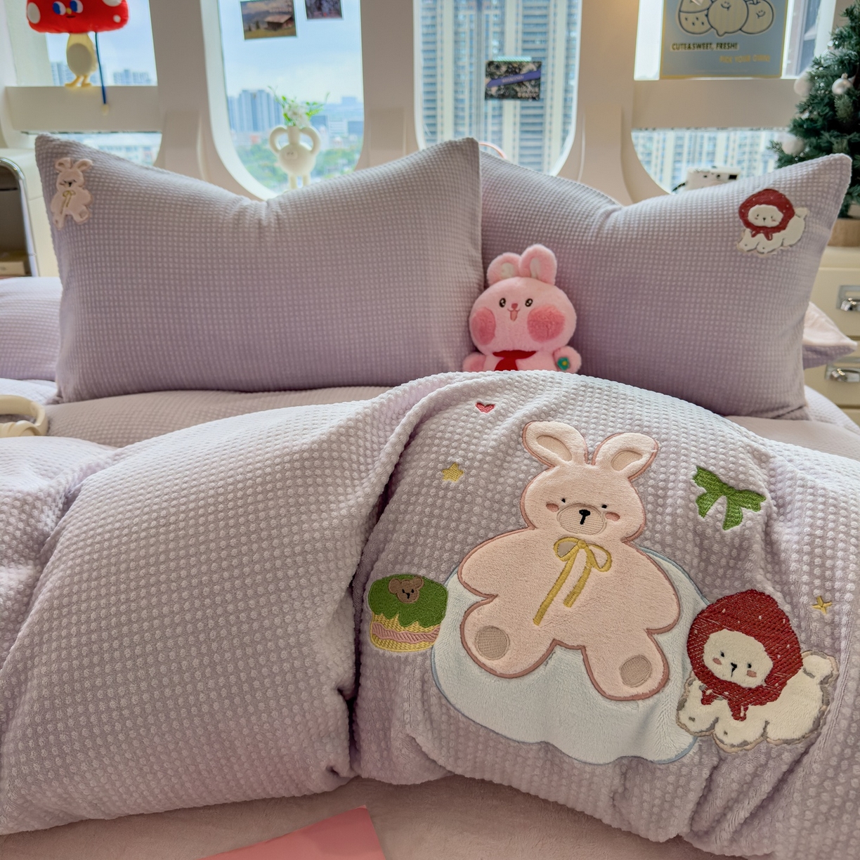 91家纺网 家纺一手货源 找家纺 凯罗 2025秋冬牛奶绒绣花四件套 萌萌兔与小花狗