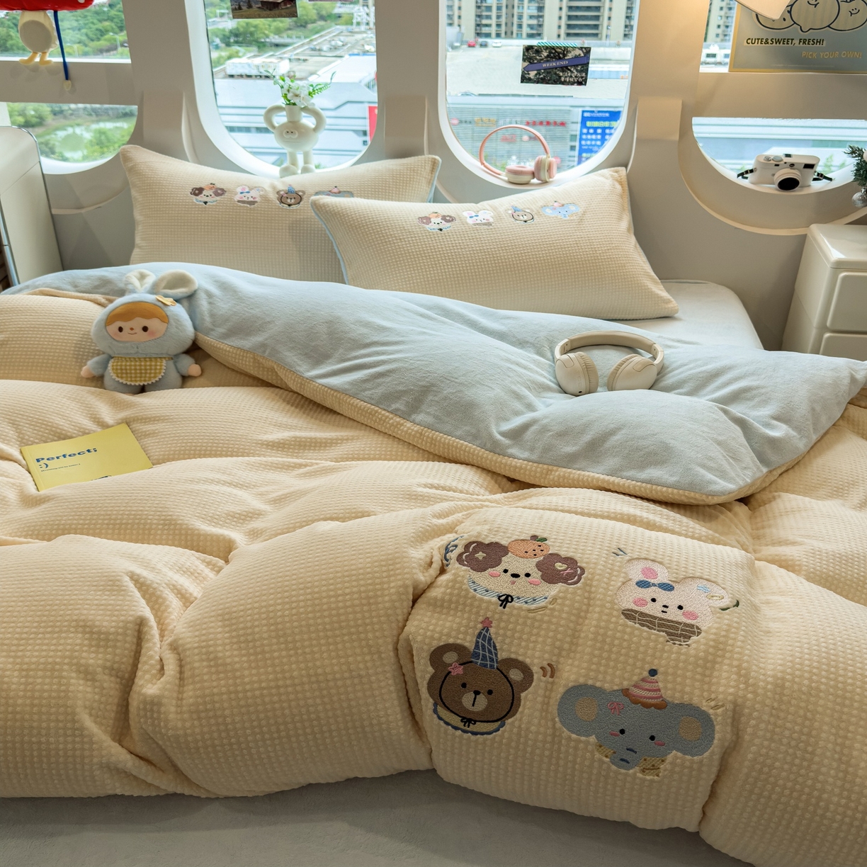 91家纺网 家纺一手货源 找家纺 凯罗 2025秋冬牛奶绒绣花四件套 萌宠大头贴