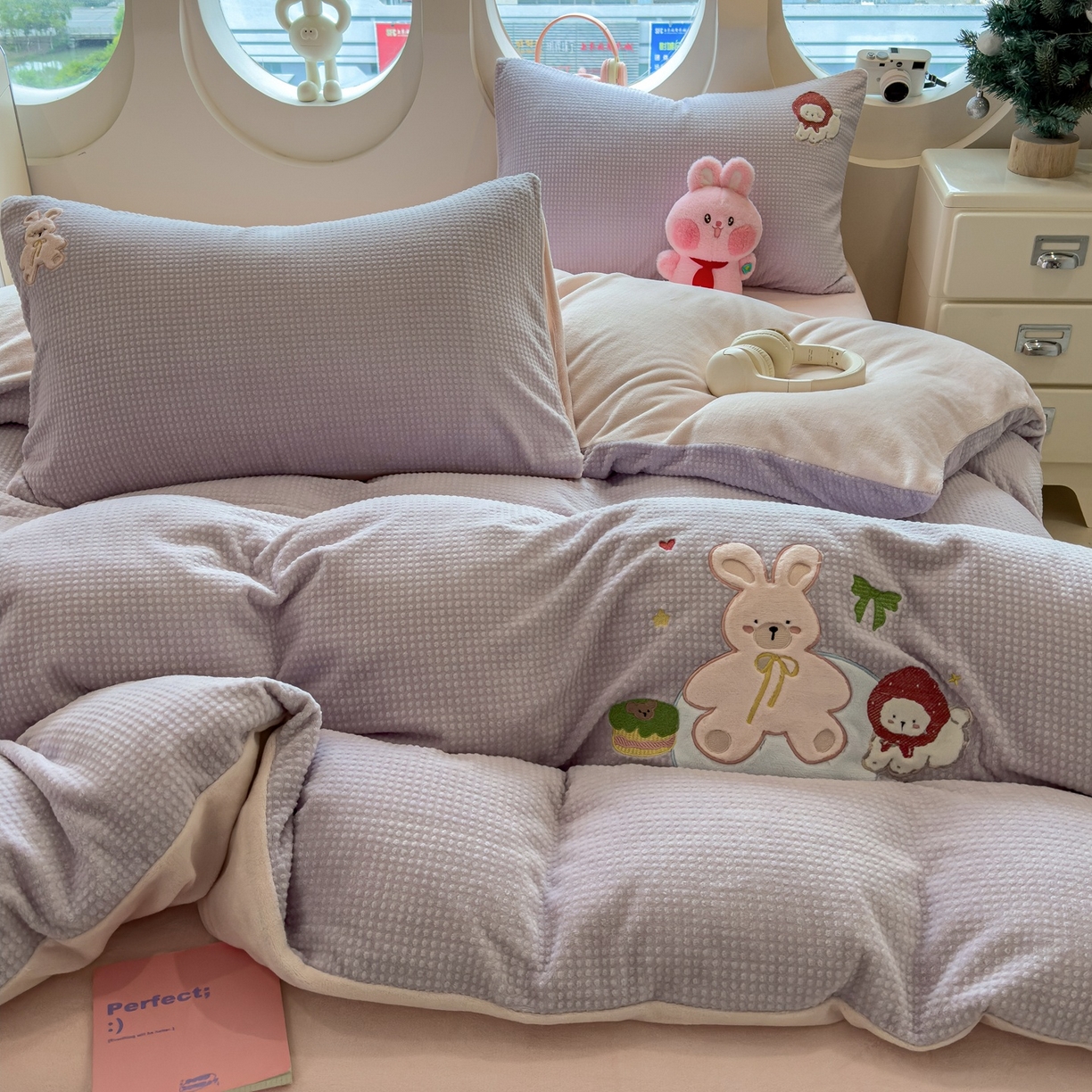 91家纺网 家纺一手货源 找家纺 凯罗 2025秋冬牛奶绒绣花四件套 萌萌兔与小花狗