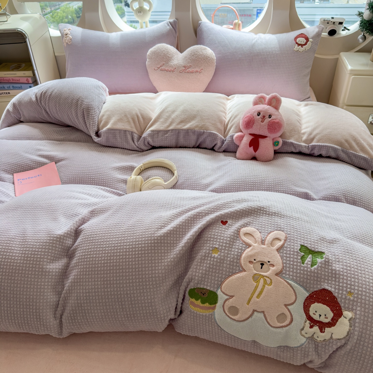 91家纺网 家纺一手货源 找家纺 凯罗 2025秋冬牛奶绒绣花四件套 萌萌兔与小花狗