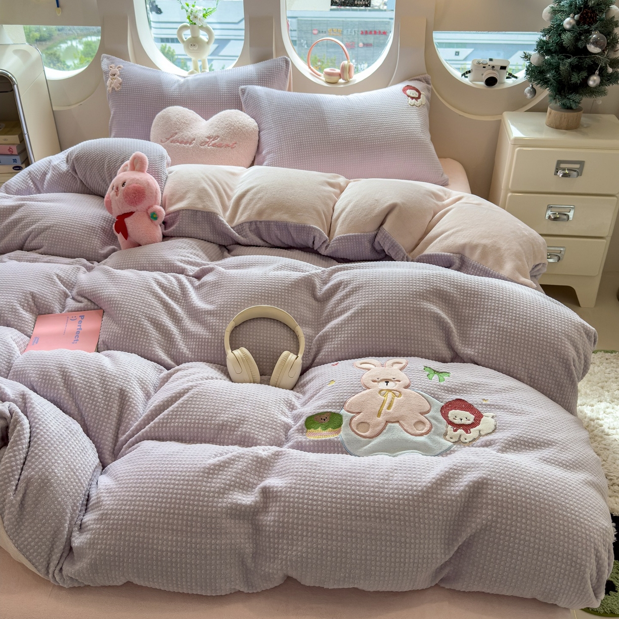 91家纺网 家纺一手货源 找家纺 凯罗 2025秋冬牛奶绒绣花四件套 萌萌兔与小花狗