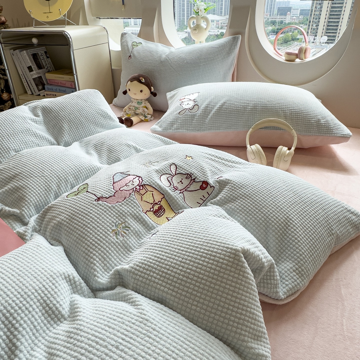 91家纺网 家纺一手货源 找家纺 凯罗 2025秋冬牛奶绒绣花四件套 一起看烟花