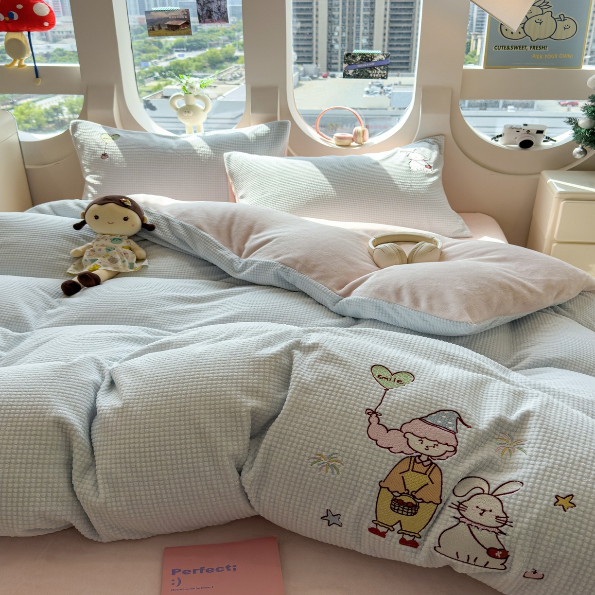 91家纺网 家纺一手货源 找家纺 凯罗 2025秋冬牛奶绒绣花四件套 一起看烟花