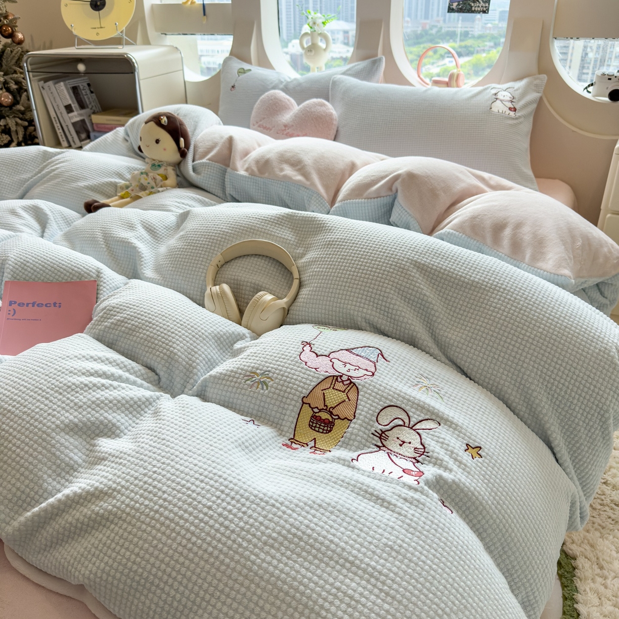 91家纺网 家纺一手货源 找家纺 凯罗 2025秋冬牛奶绒绣花四件套 一起看烟花