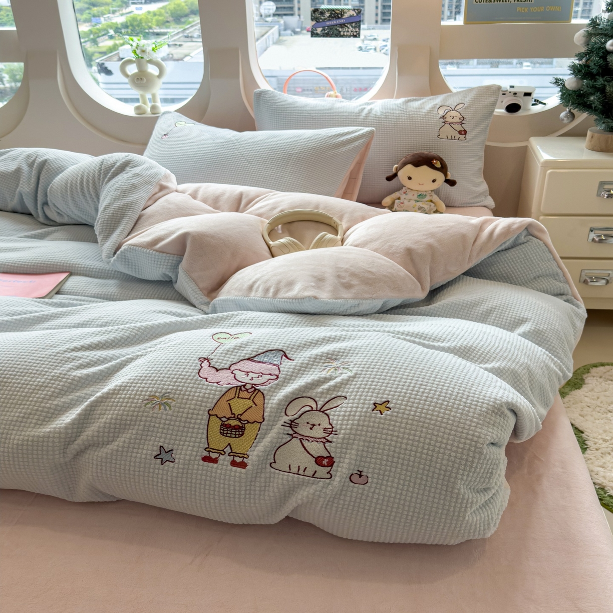 91家纺网 家纺一手货源 找家纺 凯罗 2025秋冬牛奶绒绣花四件套 一起看烟花