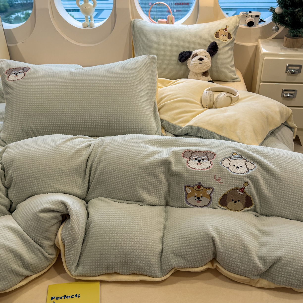 91家纺网 家纺一手货源 找家纺 凯罗 2025秋冬牛奶绒绣花四件套 淘气姐妹团