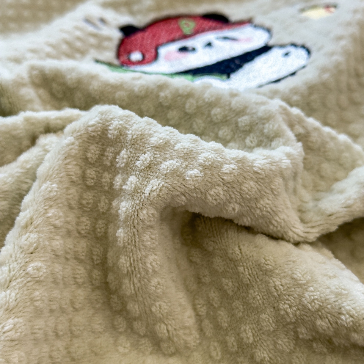 91家纺网 家纺一手货源 找家纺 凯罗 2025秋冬牛奶绒绣花四件套 熊仔兴趣班