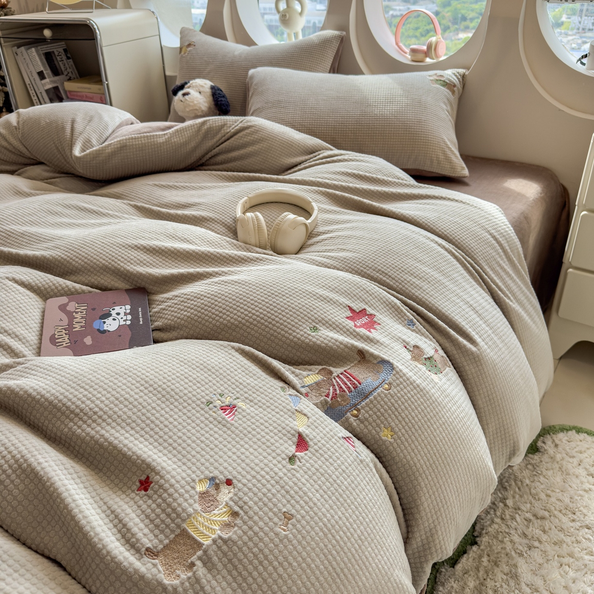 91家纺网 家纺一手货源 找家纺 凯罗 2025秋冬牛奶绒绣花四件套 狗狗运动会