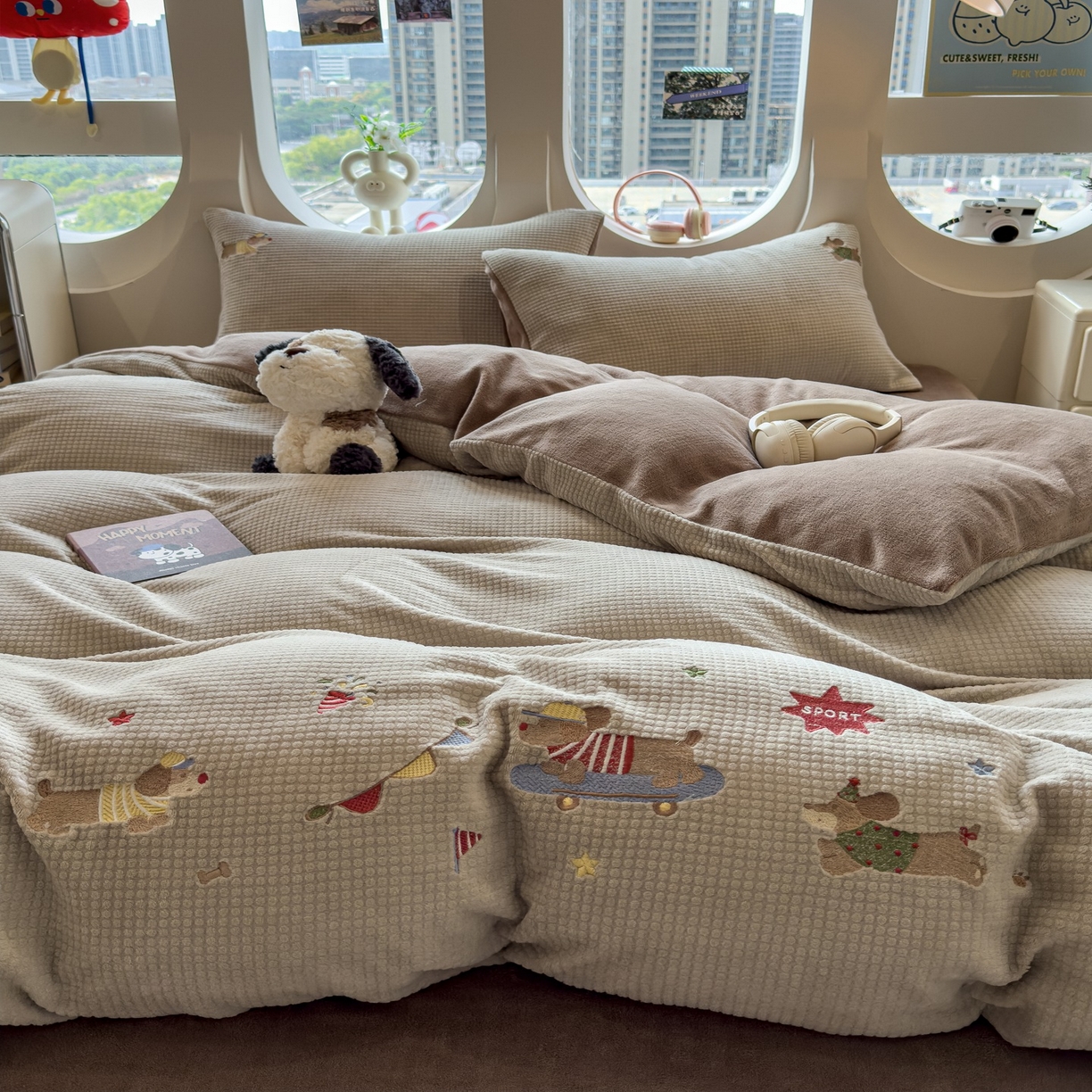 91家纺网 家纺一手货源 找家纺 凯罗 2025秋冬牛奶绒绣花四件套 狗狗运动会