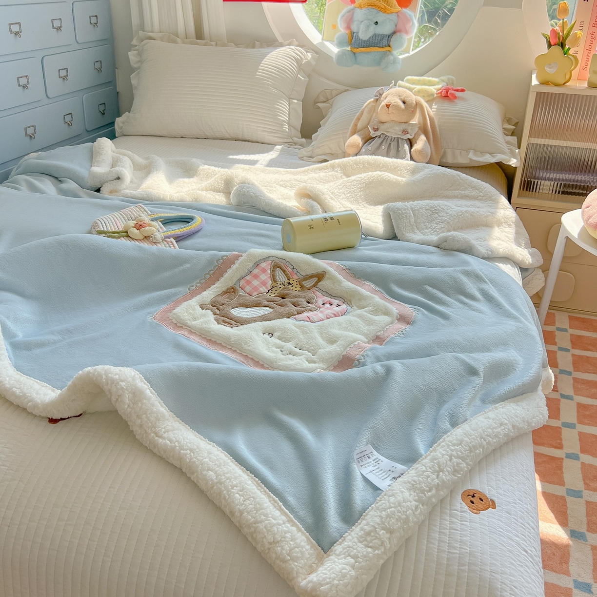 91家纺网 家纺一手货源 找家纺 子钦家纺 2025新款秋冬加厚牛奶绒羊羔绒卡通贴布绣包边毛毯（第二波） 睡觉兔-天蓝