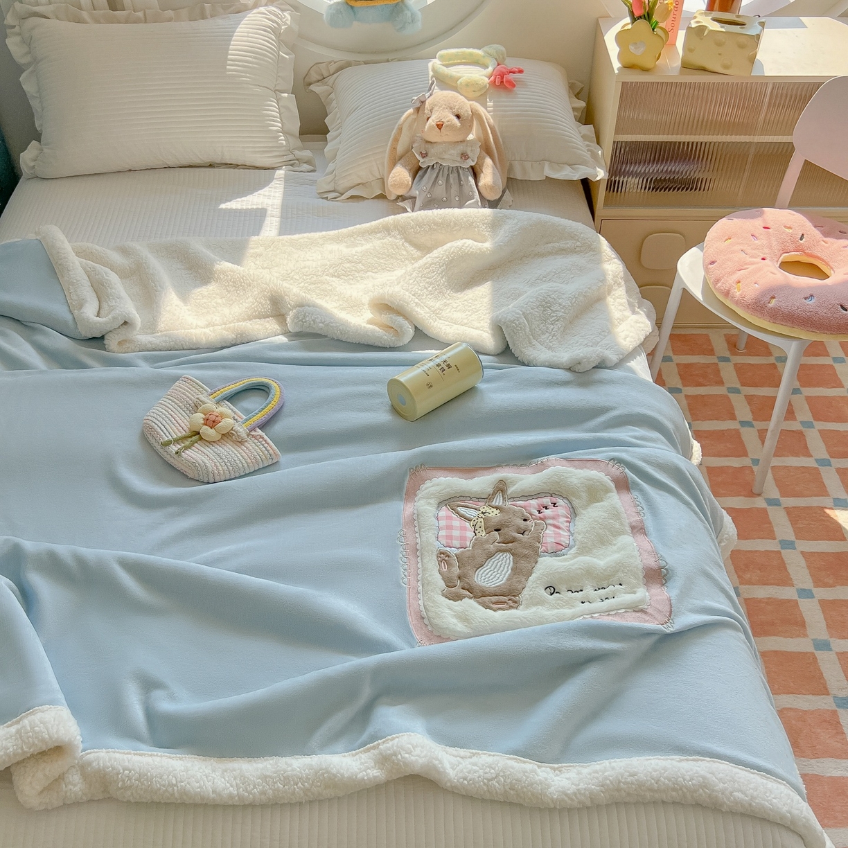 91家纺网 家纺一手货源 找家纺 子钦家纺 2025新款秋冬加厚牛奶绒羊羔绒卡通贴布绣包边毛毯（第二波） 睡觉兔-天蓝