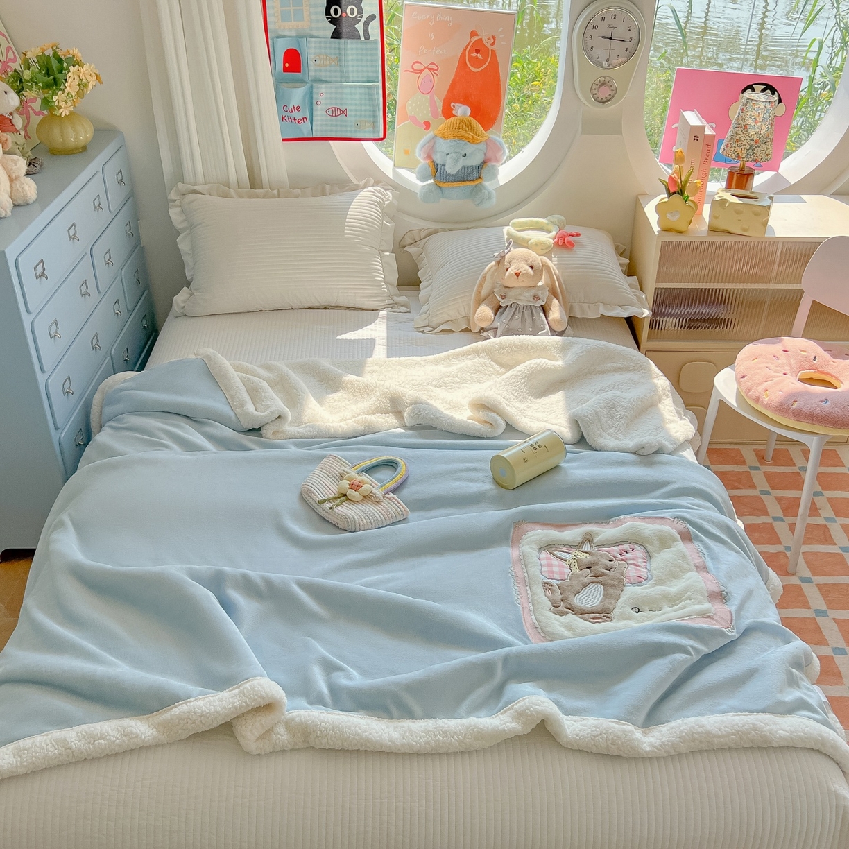 91家纺网 家纺一手货源 找家纺 子钦家纺 2025新款秋冬加厚牛奶绒羊羔绒卡通贴布绣包边毛毯（第二波） 睡觉兔-天蓝