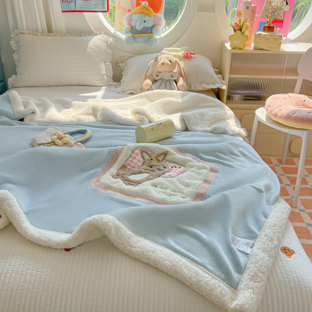 91家纺网 家纺一手货源 找家纺 子钦家纺 2025新款秋冬加厚牛奶绒羊羔绒卡通贴布绣包边毛毯（第二波） 睡觉兔-天蓝