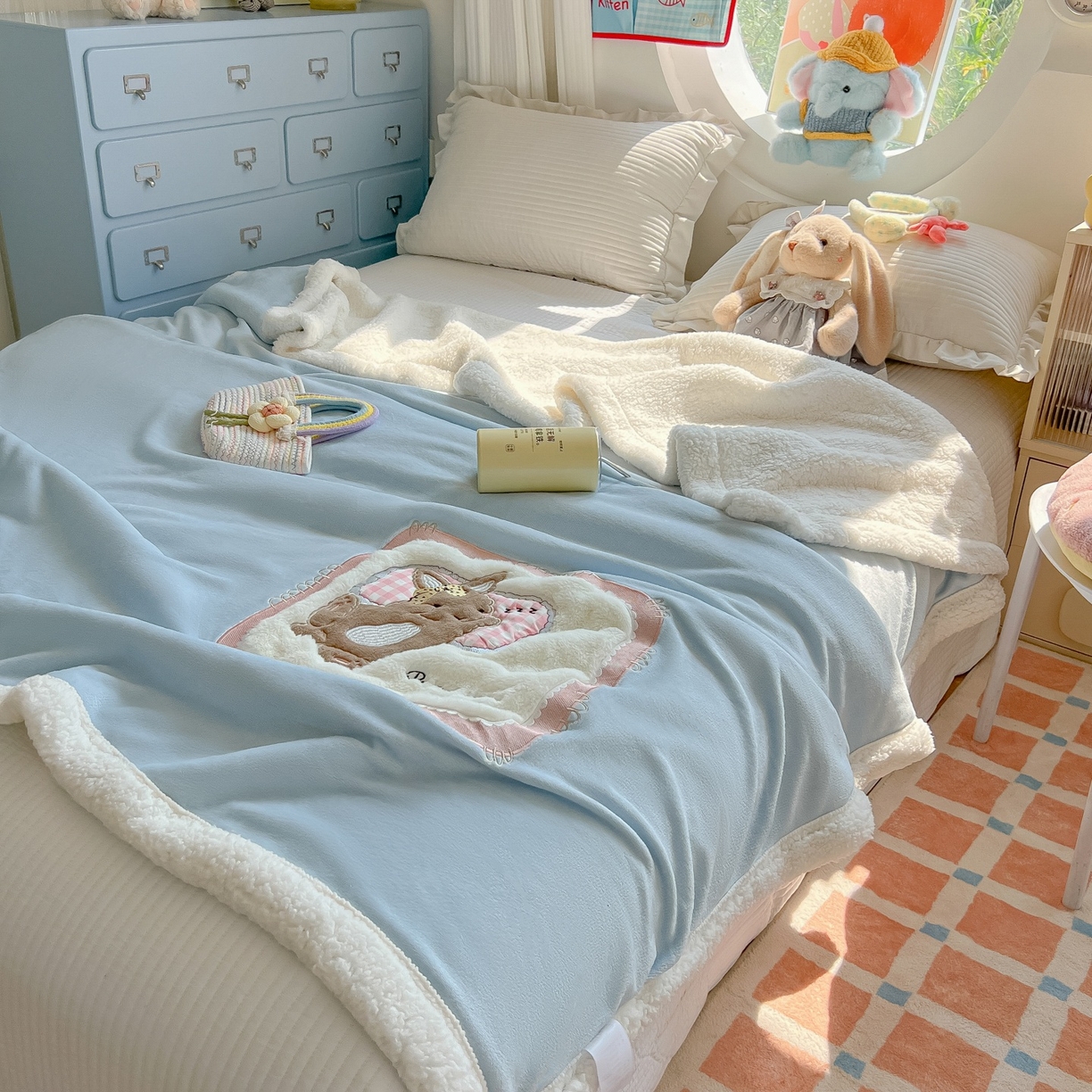 91家纺网 家纺一手货源 找家纺 子钦家纺 2025新款秋冬加厚牛奶绒羊羔绒卡通贴布绣包边毛毯（第二波） 睡觉兔-天蓝