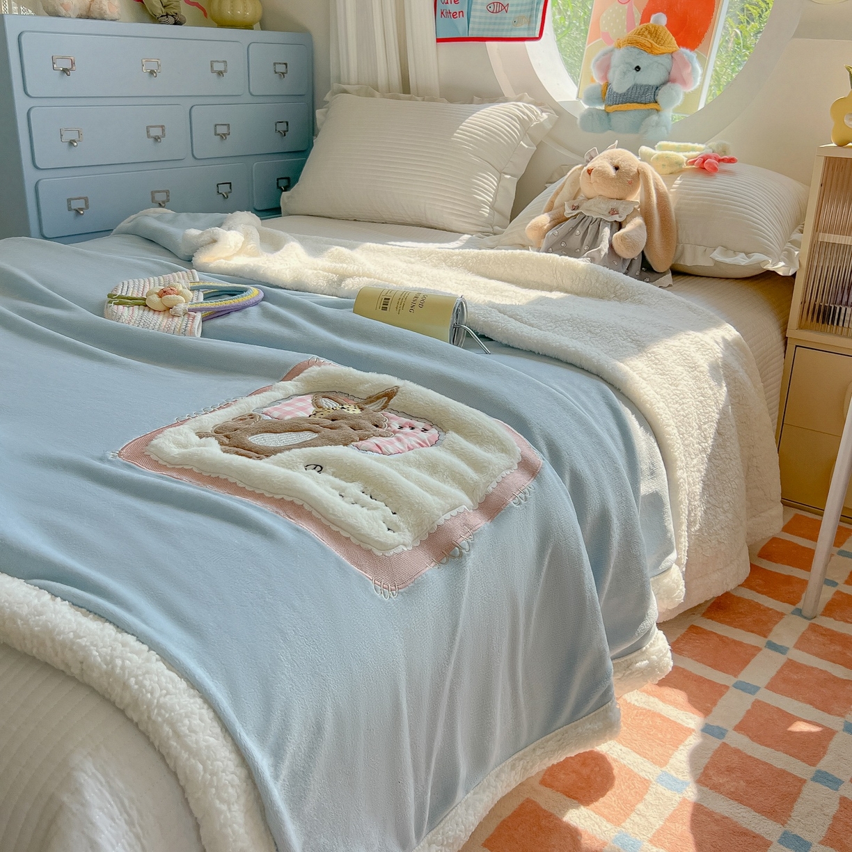 91家纺网 家纺一手货源 找家纺 子钦家纺 2025新款秋冬加厚牛奶绒羊羔绒卡通贴布绣包边毛毯（第二波） 睡觉兔-天蓝