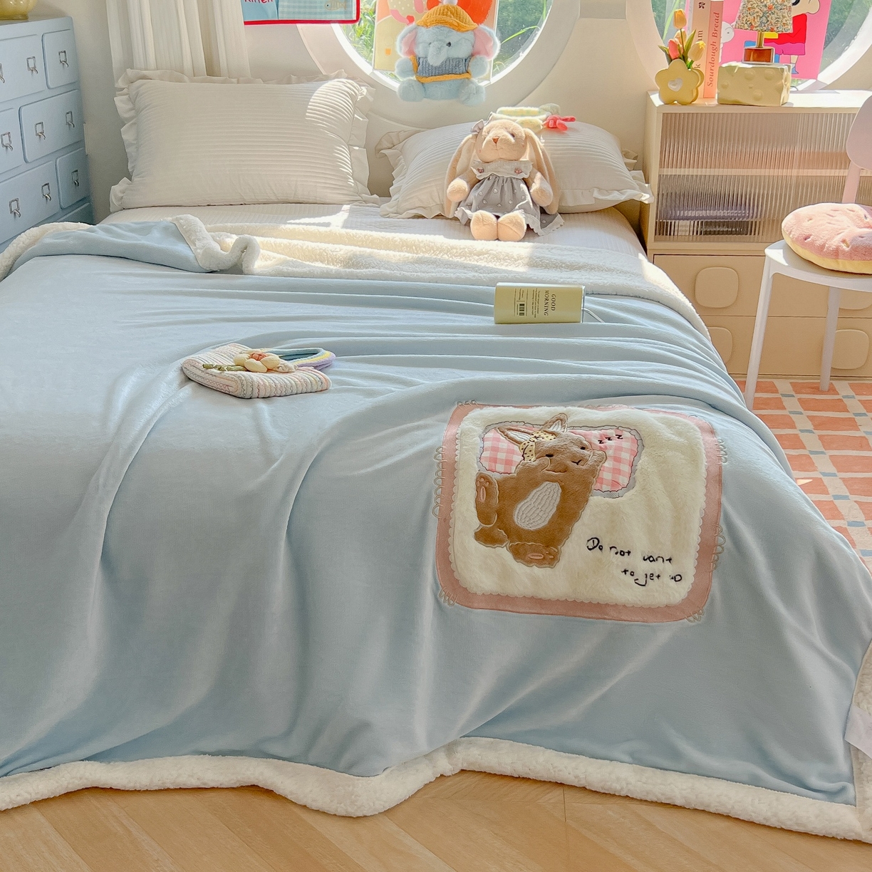 91家纺网 家纺一手货源 找家纺 子钦家纺 2025新款秋冬加厚牛奶绒羊羔绒卡通贴布绣包边毛毯（第二波） 睡觉兔-天蓝